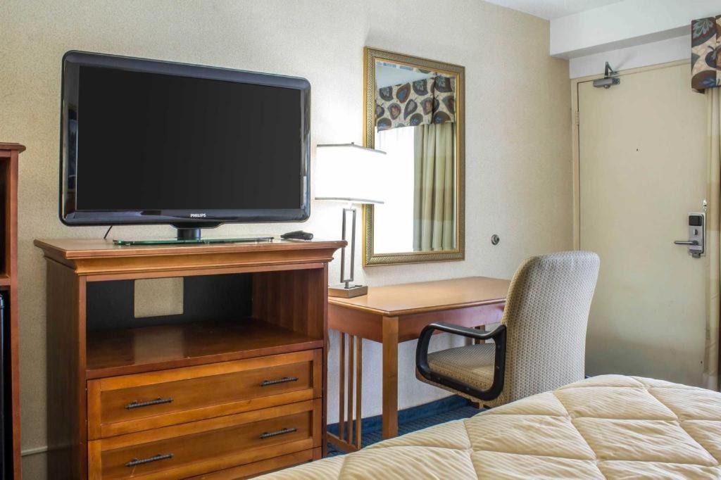 Lifestyle Inn Сидар-Фолс Экстерьер фото